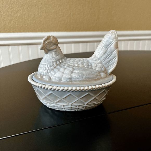 Westmoreland/Rosso Marble Slag Glass Covered Chicken with a Split Tail on a Wove - Picture 1 of 6
